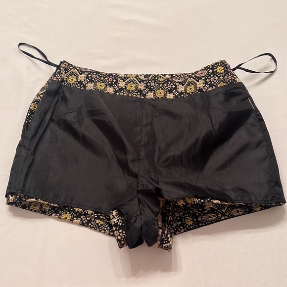 U12- Forever 21 Black Shorts High Waist Gold Metallic Stitch Side Zip Size Small - Picture 11 of 11